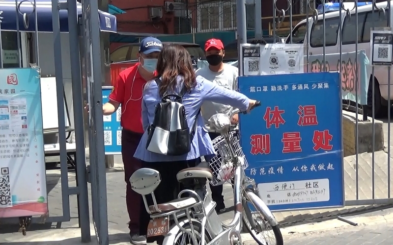 感染者が出たために団地では出入りの管理が厳しくなった（2020年6月12日北京にて撮影）