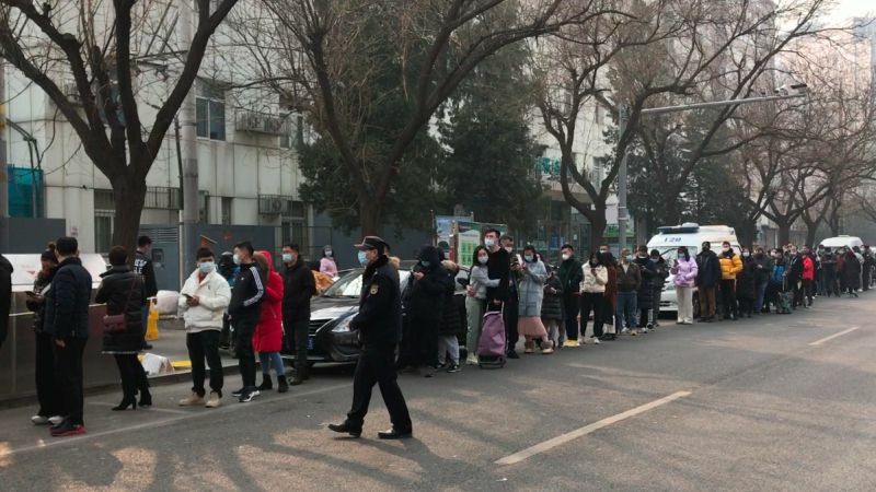旧暦の大晦日。入場者数を制限していたため市場には長い行列ができた（2021年2月11日北京：筆者撮影）