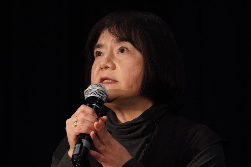 先行上映後の舞台あいさつで、母との思い出を語る信友直子監督＝2022年3月4日、広島市西区の横川シネマ、筆者撮影