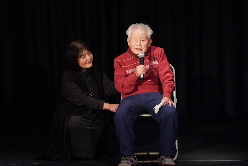 先行上映後、そろって舞台あいさつに臨んだ信友直子監督(左)と父の良則さん=2022年3月4日、広島市西区の横川シネマ、筆者撮影