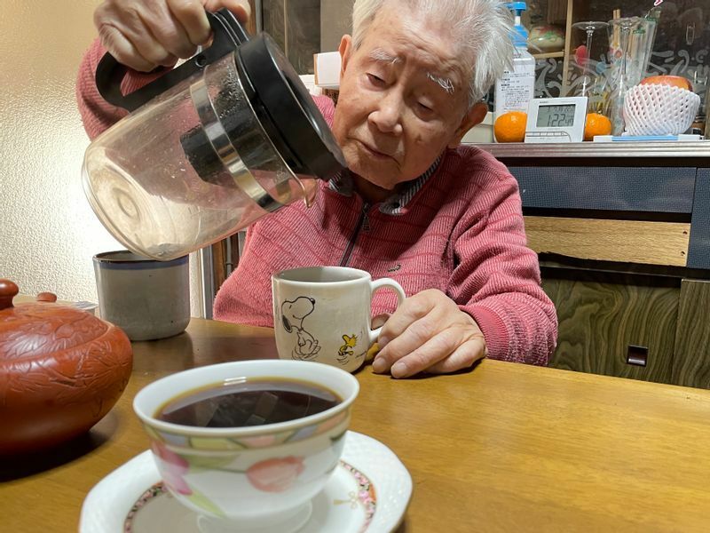 豆からひいた自慢のコーヒーを振る舞う信友良則さん＝2022年3月7日、広島県呉市、筆者撮影