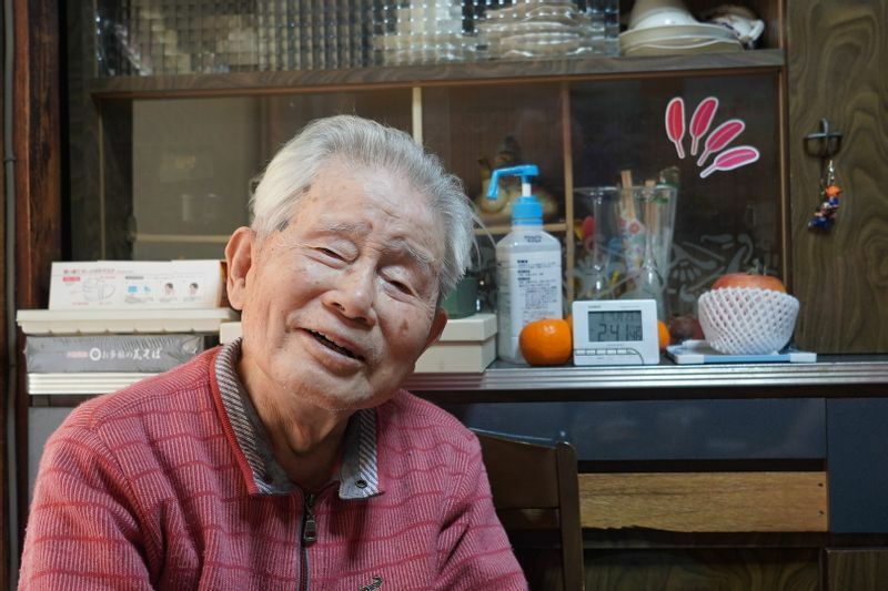 一躍まちの有名人となった信友良則さん。１０１歳だが大きな病気はなく、自宅でのんびり暮らしている＝2022年3月7日、広島県呉市、筆者撮影
