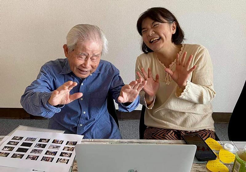 信友直子さんは、時々父・良則さんとともに、全国のファンに向けたオンラインイベントを開催している(C)2022「ぼけますから、よろしくお願いします。～おかえり お母さん～」製作委員会