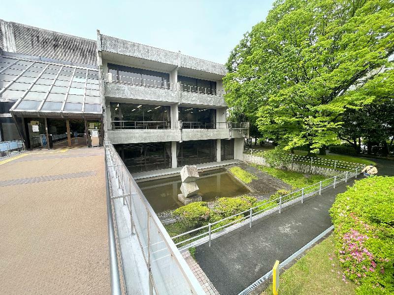 広島市立中央図書館＝2022年4月、広島市中区（筆者撮影）