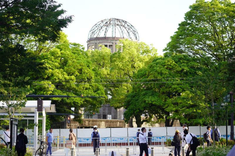 原爆ドームがある平和記念公園の周囲には目隠しのフェンスが設置された（筆者撮影）