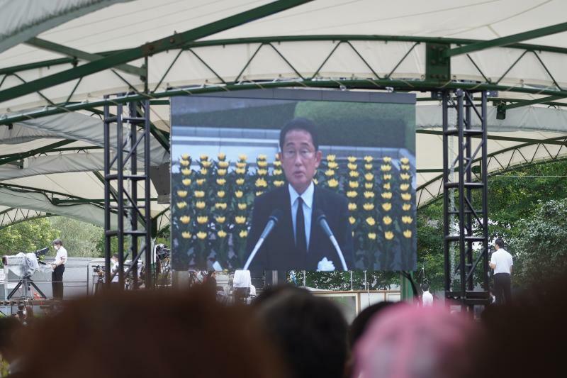 2022年8月6日の広島平和記念式典であいさつをする岸田文雄首相を映し出す会場内のモニター（筆者撮影）
