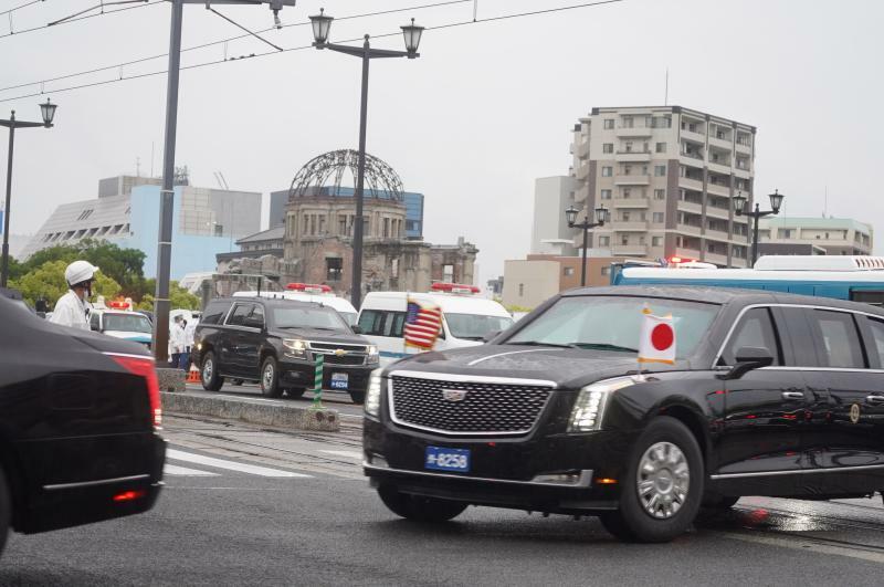 バイデン米大統領が広島入りした5月18日夕、原爆ドーム近くを走る大統領専用車。厳重な警備の中、40台ぐらいの車列が通り過ぎていった（筆者撮影）