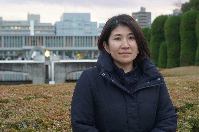 広島への帰省時、平和記念公園に立ち寄った阿部藹さん（2022年12月、宮崎園子撮影）