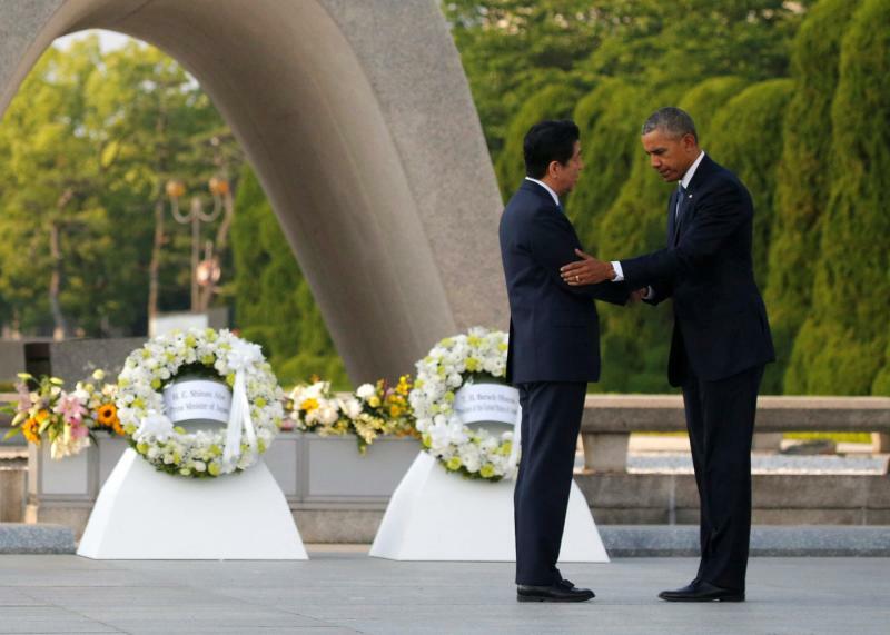 2016年5月、米国現職大統領として初めて広島を訪れたオバマ大統領（当時）。安倍晋三首相（当時）とともに原爆死没者慰霊碑に花を捧げた