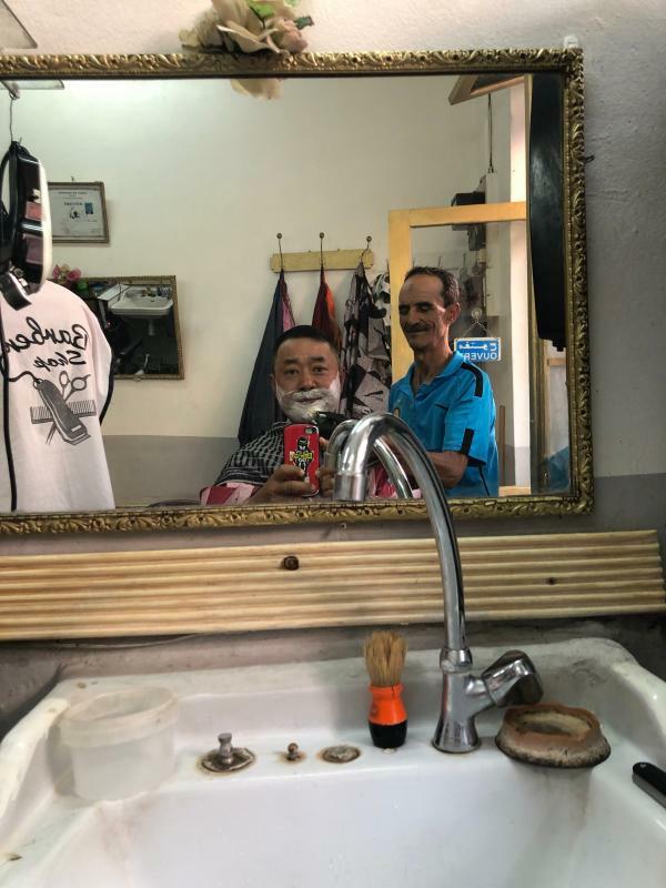 モロッコ最終日、街角の散髪屋で散髪。現地で流行最先端のヘアスタイルになる（清水浩司さん撮影）