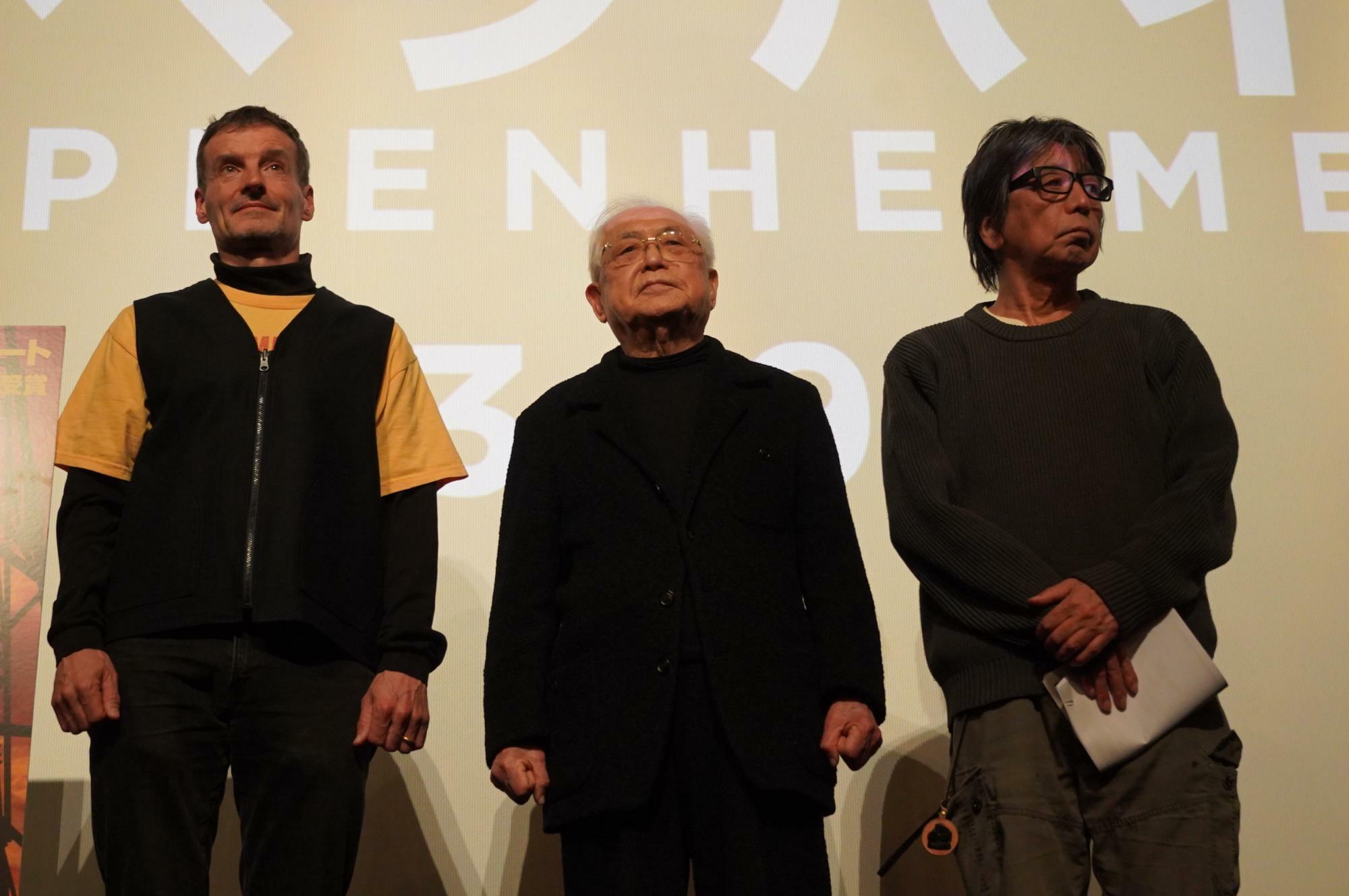 登壇した（左から）アーサー・ビナードさん、平岡敬さん、森達也さん＝2024年3月12日、広島市中区、宮崎園子撮影