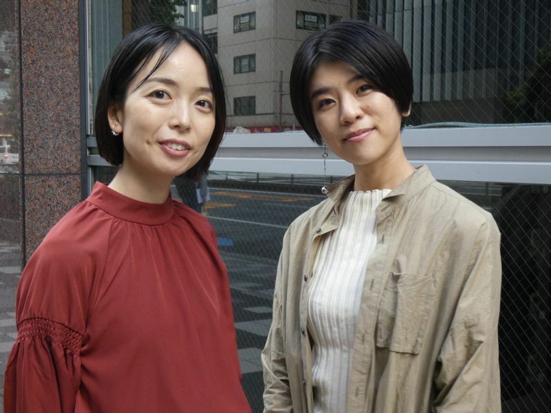 創作ユニット「点と」の豊島晴香（左）と加藤紗希（右）　　筆者撮影