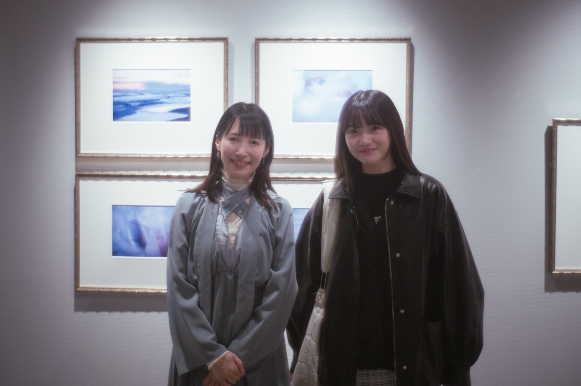 写真展「世界に、なにを見よう」の会場にて　花澄（左）と星乃あんな　　写真提供：花澄