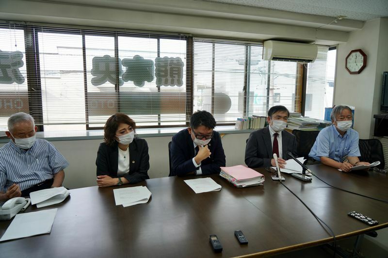 左から、3名の弁護団、蓮田院長、支援団体コムスタカの中島代表