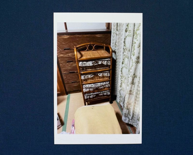 リンさんが遺体を収めた箱を置いていた棚。リンさんが暮らしていた部屋で撮影された写真(写真提供:コムスタカ-外国人と共に生きる会)