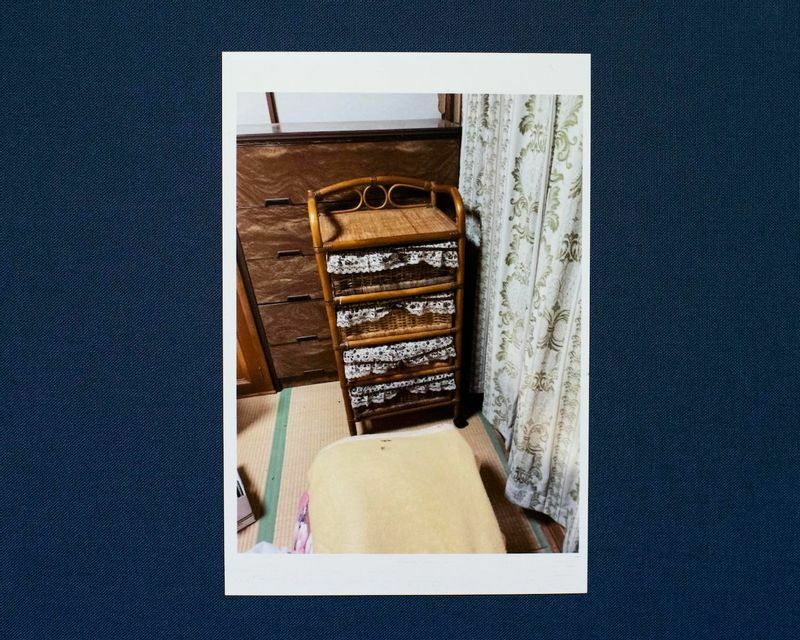 リンさんが遺体を収めた箱を置いていた棚。リンさんが暮らしていた部屋で撮影された写真（写真提供：コムスタカ－外国人と共に生きる会）