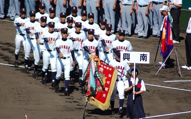 １０年夏の開会式での興南ナイン。右脇にある優勝旗を手にすることになる