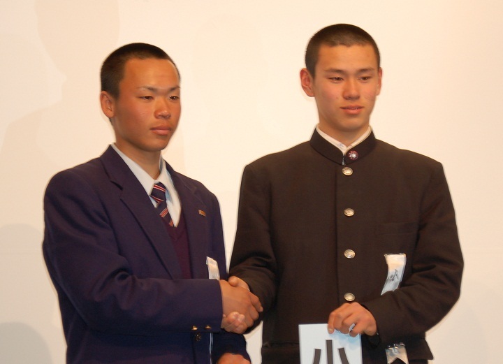 小山台の伊藤投手（右）が4年連続の履正社に挑む。左は履正社の金岡主将