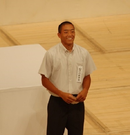 選手宣誓の大役を引き当てた作新の中村主将は、場内の拍手に照れた笑顔で応えた。