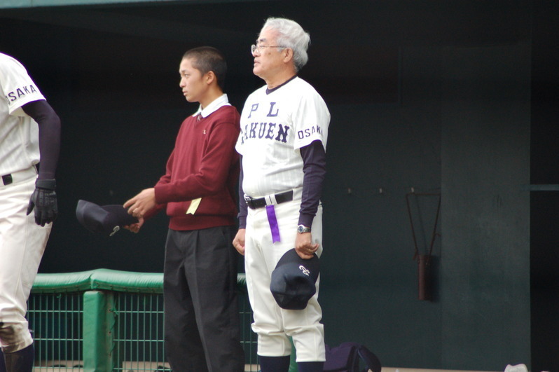 野球経験のない正井校長は、昨秋の近畿大会でも監督としてベンチで選手を見守った