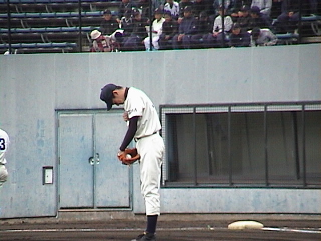 マウンドで祈る高校時代の前田健太。今でもおなじみの光景だ。05年10月23日大阪・舞洲