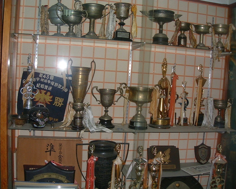 桐蔭の資料館には戦前からの活躍を物語る品々が並ぶ（2004年撮影）