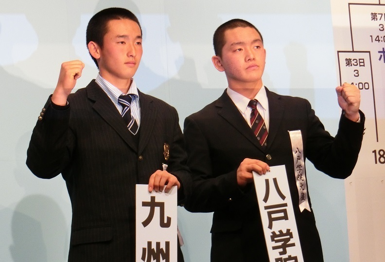 常連同士の開幕戦。健闘を誓う九州学院・中原（左）と光星・澤田の両主将