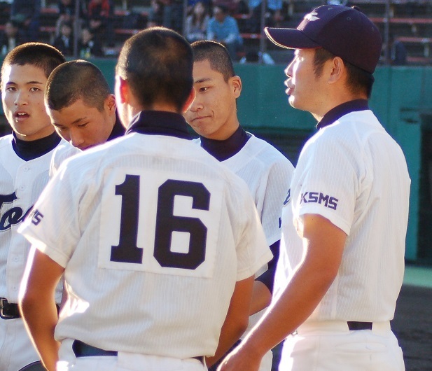 選手に指示を与える鳥羽・山田監督（右端）の左袖には「KSMS」の文字が（昨秋撮影）