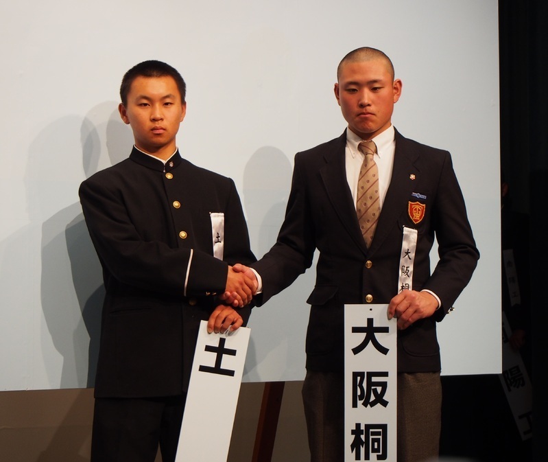 握手を交わす土佐の吉川主将（左）と大阪桐蔭の吉澤主将。土佐は今回も優勝候補が相手