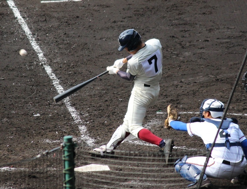 大阪桐蔭の根尾は、シャープなスイングで甲子園デビュー。投手としても期待される