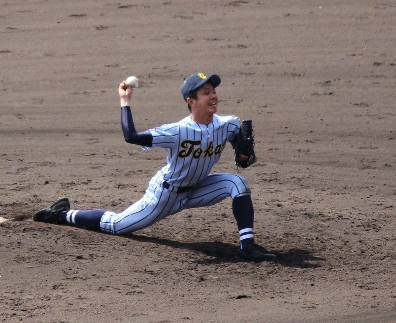 東海大福岡の安田は、小気味よくコーナーを突き、粘りの投球。大阪桐蔭にも通じるか