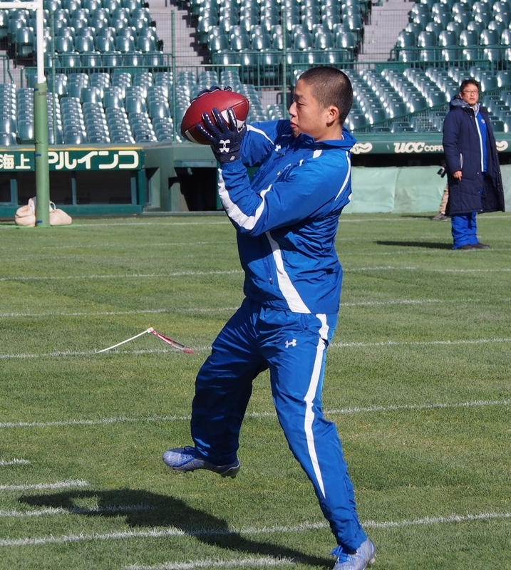 甲子園ボウルを前に捕球練習をする小田。「球への寄り、捕球と走るセンスが抜群」と鳥内監督も評価する。（筆者撮影）