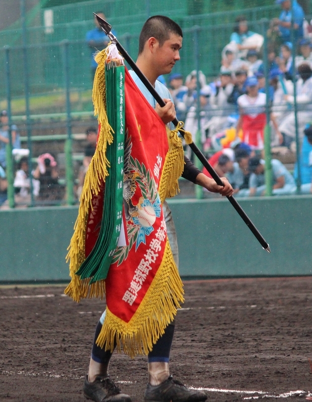 近畿大会優勝旗を手にした有馬。奈良市出身で、この日は家族も応援。「スタンドにいるのが見えた」と照れた（筆者撮影）
