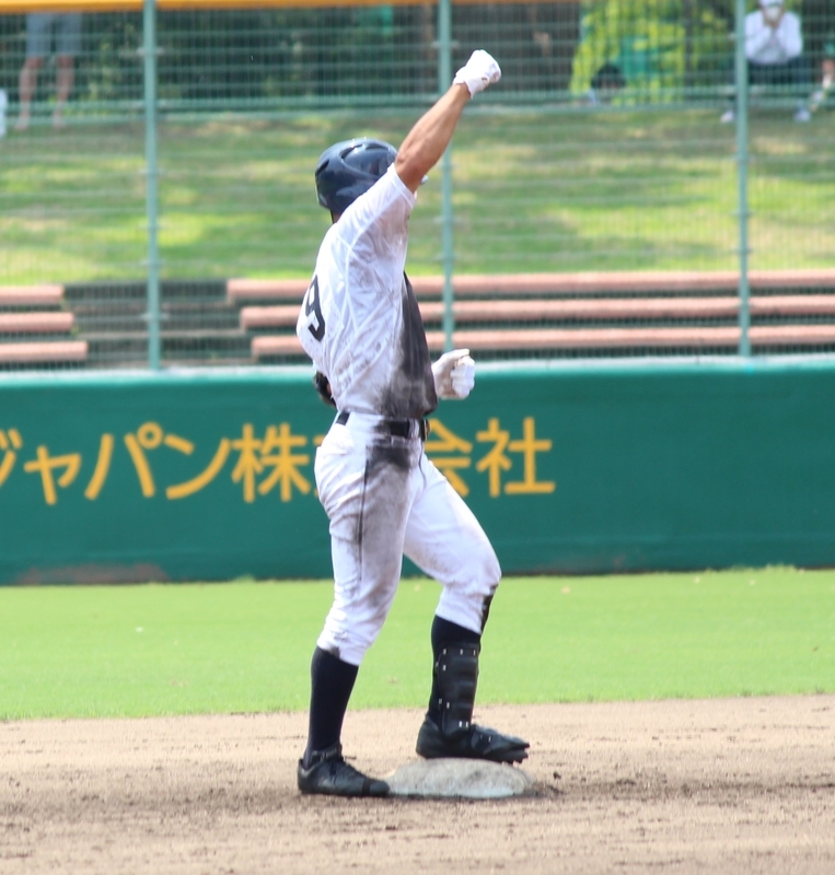 土壇場で平安の水谷主将が起死回生の同点打。この日はチーム事情で、前チームで打った1番に入ったが、勝負所で4番打者としての本領を発揮した（筆者撮影）