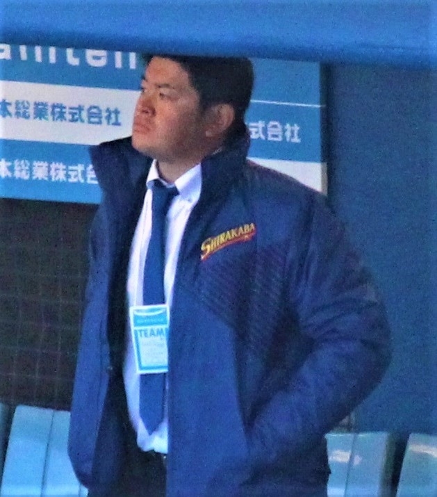 筆者が15年ぶりに再会した白樺学園の亀田部長。試合中も選手に声を掛け、ベンチを盛り上げていた（筆者撮影）