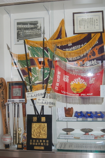 箕島の栄光のしるし。3度のセンバツ優勝と夏の優勝のレプリカ旗が飾られている（筆者撮影）
