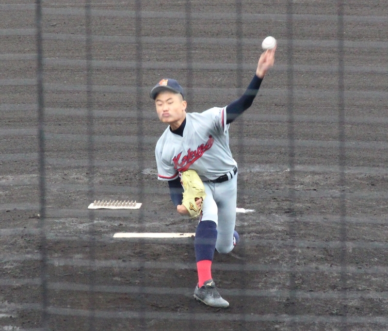 京都国際の森下は気力の投球で1点差を守り切った。控えの2年生が1年生の主力選手を支えるチーム構成で、小牧監督は、「勝ちたいという気持ちが伝わってくるチーム」と評する（筆者撮影）
