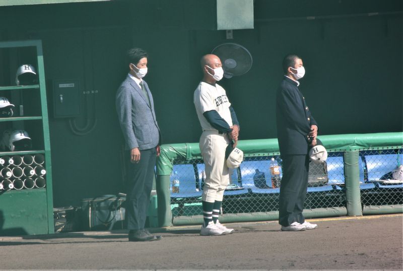 大角監督(中央)は、報徳で春夏4回の甲子園出場。3年時は主将も務め、センバツでは松坂大輔の横浜(神奈川)に初戦敗退だった。立命館大でも主将だった人格者で、名門復活の期待を受ける(筆者撮影)