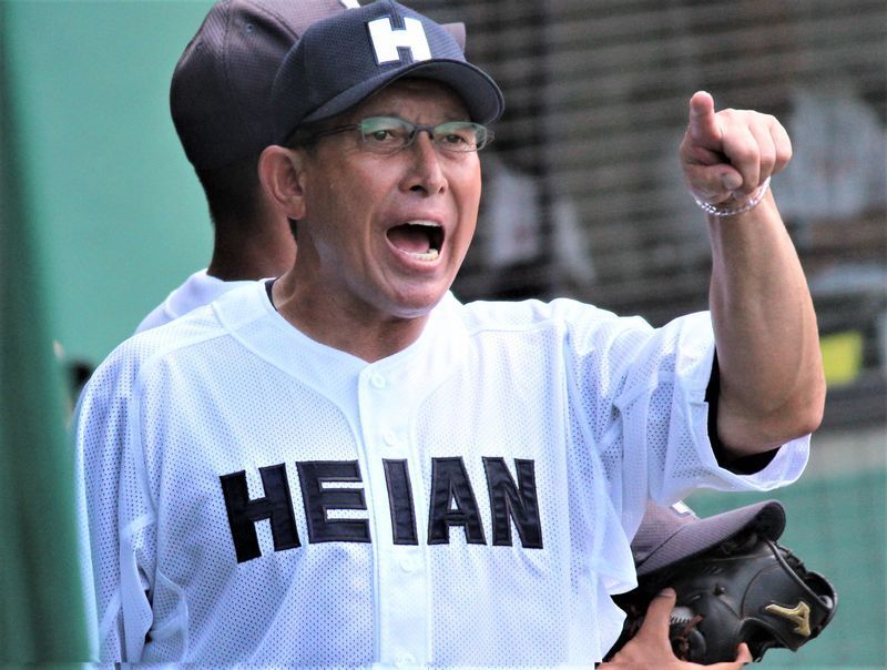大きなゼスチャーで指示を与える平安の原田監督。センバツでは優勝、夏は準優勝と、低迷していた名門を完全復活させた(筆者撮影)