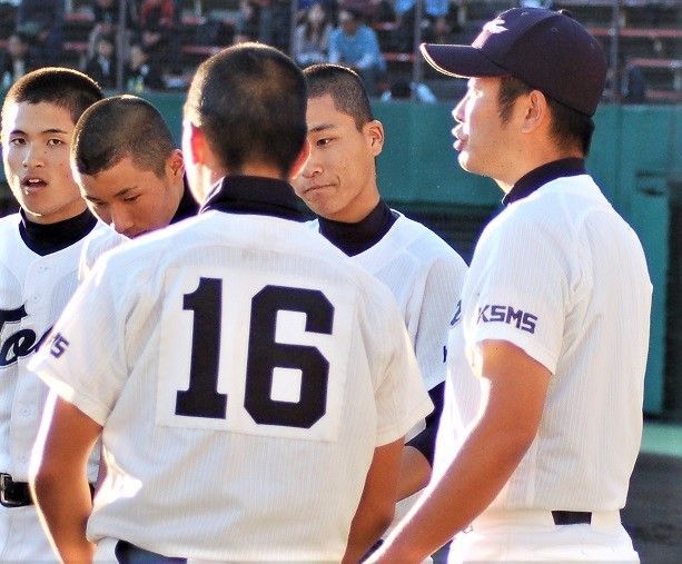 鳥羽のユニフォームの袖の「KSMS」の文字は、「Kyoto Second Middle School」の略で、旧制京都二中を表す(14年10月、筆者撮影)