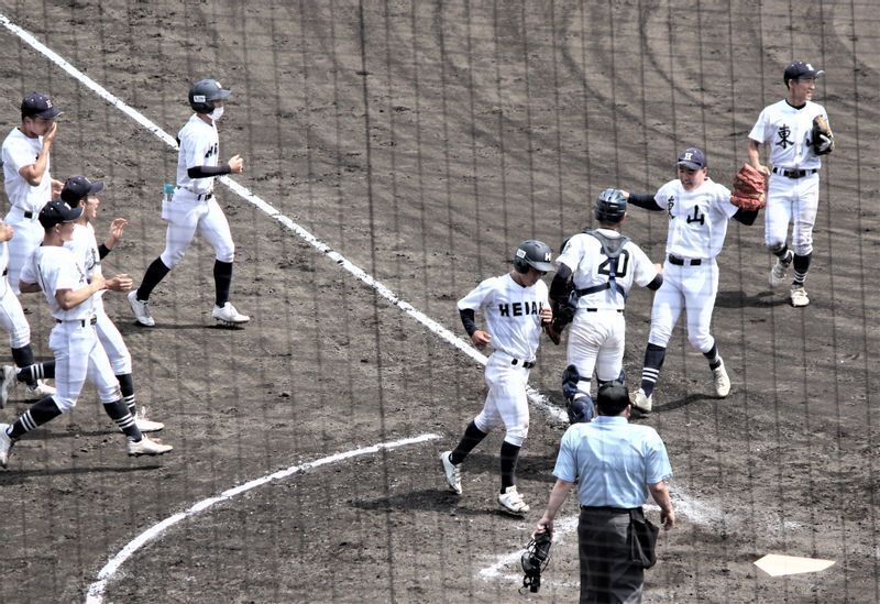 春の京都大会で龍谷大平安を破り喜ぶ東山の選手たち。府大会でも上位常連で、久しぶりの甲子園も夢ではない(22年5月、筆者撮影)