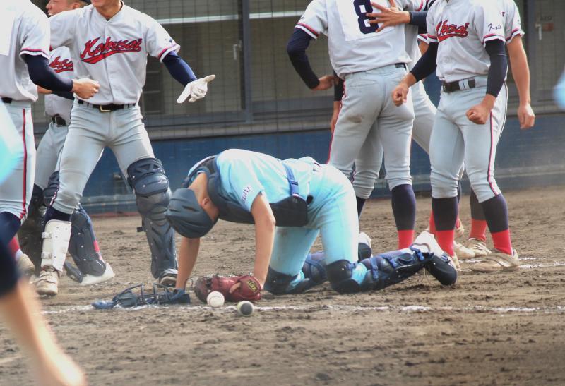 サヨナラ負けの瞬間、立ち上がれない近江の捕手・高橋直希（2年）。多賀監督は「投手をよくリードした高橋の成長が大きい」と、快進撃を支える扇のカナメを褒めた（筆者撮影）