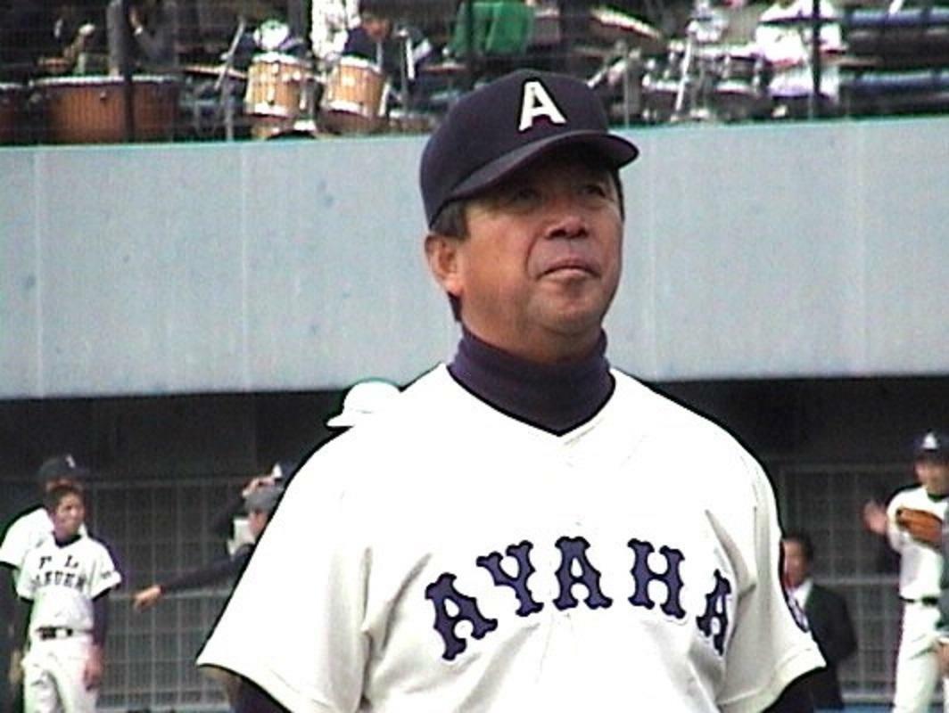 綾羽の千代監督の恩師である田中鉄也監督は、近江を甲子園初出場初勝利に導いた。秋の近畿大会では、PLの前田から2本塁打を奪う善戦だったが、その時の主将が千代監督だった（05年10月23日、筆者撮影）