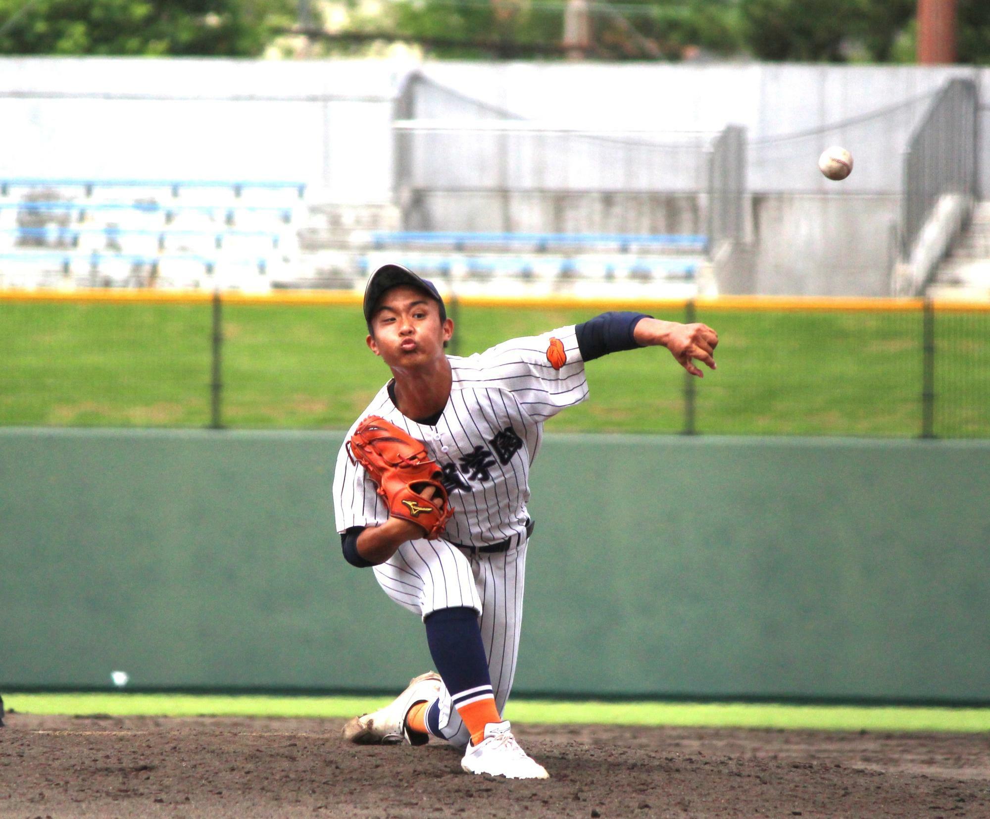 滋賀学園の高橋侠は、ベンチ入りで唯一の地元出身選手。開幕試合となった有田工（佐賀）との1回戦で好救援し、夏の大会初勝利に導いた。準々決勝での力投に期待だ（筆者撮影）