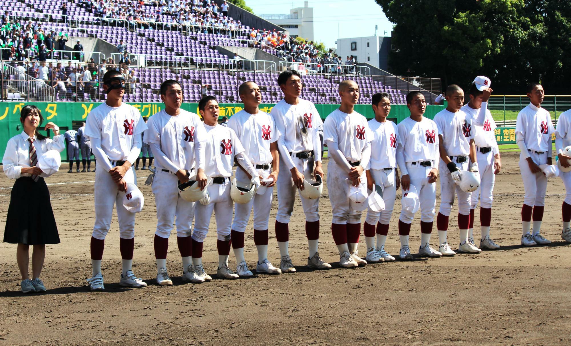 惜しくも42年ぶりの近畿大会出場を逃した山城の選手たち。フェイスガードを装着した主将の高尾（左から二人目）も悔しかっただろう。岸本監督は「このユニフォームは吉田さんの頃から」と胸を張った（筆者撮影）