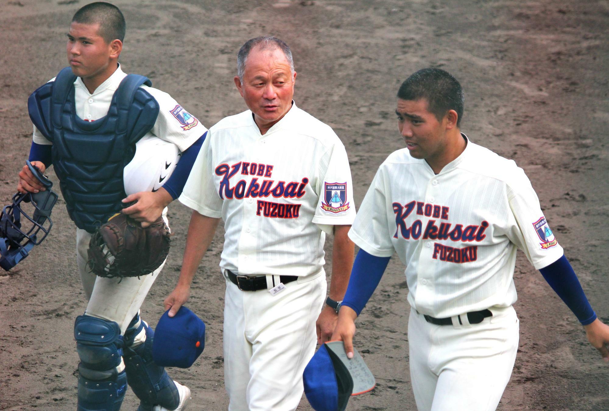 今夏の兵庫大会で、試合後に津嘉山（右）をねぎらう青木監督（中央）。「小学校の頃から見に来てもらっていた。『国際の津嘉山だ』と言われるような活躍がしたい」と、恩師へ恩返しを誓う（7月17日、筆者撮影）