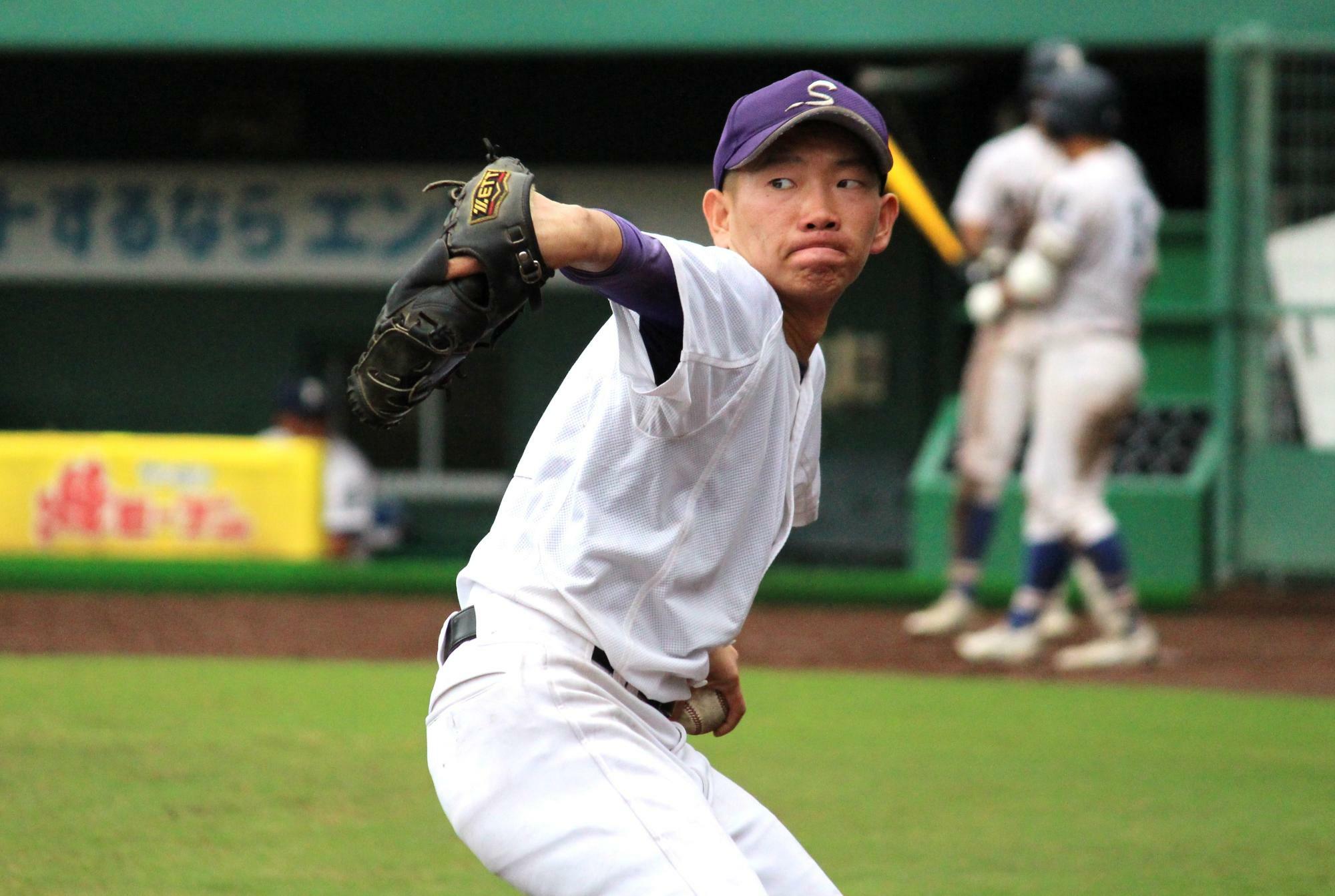 滋賀短大付の櫻本は天理を相手に粘りの投球。保木監督も「試合をまとめ切る力がついた」と成長を認めた。選手はほぼ全員が自宅通学で、グラウンドもあまり広くないが、滋賀の新鋭として注目されそうだ（筆者撮影）