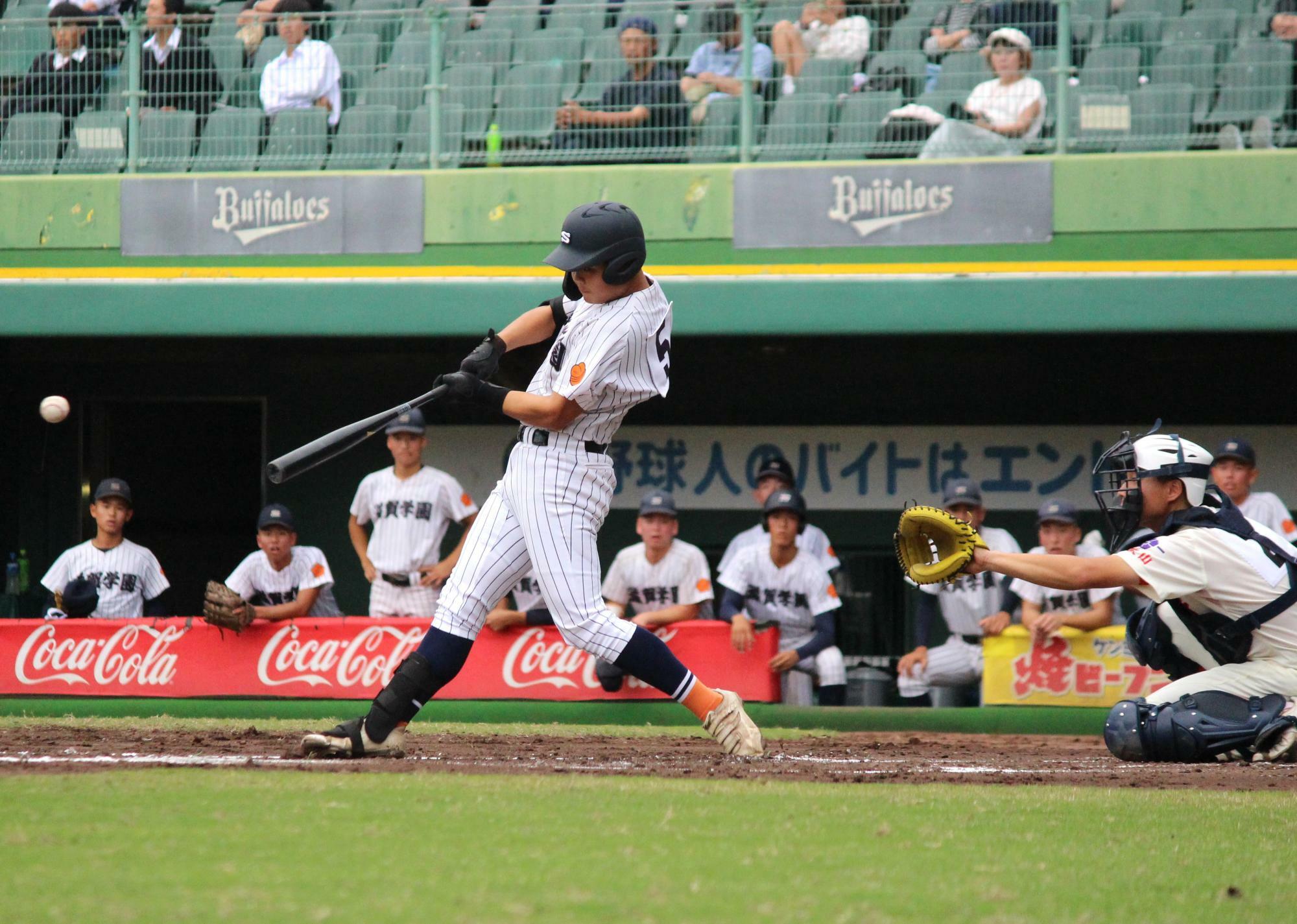 滋賀学園の1年生5番打者の吉森は、大阪桐蔭戦の適時打に続き、智弁和歌山戦でも3安打。山口監督は「振れるし、バットコントロールもいい。秋に成長したのは（エースの）長崎と吉森」と評価した（筆者撮影）