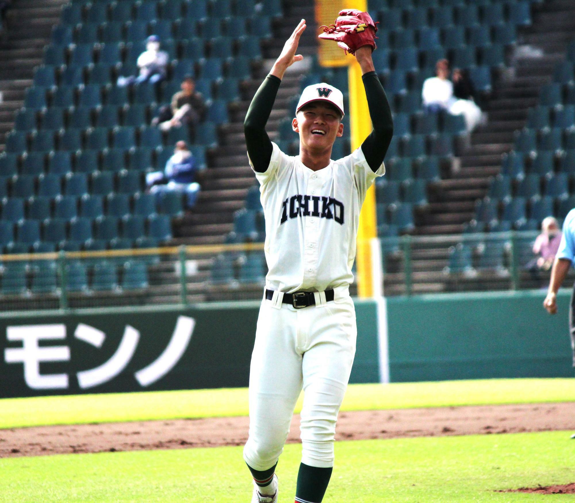 初戦の三田学園（兵庫）を完封して喜ぶ市和歌山の土井。半田真一監督（44）は「投手陣の中心でリーダーシップも取れる。経験値もあり、自分から崩れることがない」と、全幅の信頼を寄せている（筆者撮影）