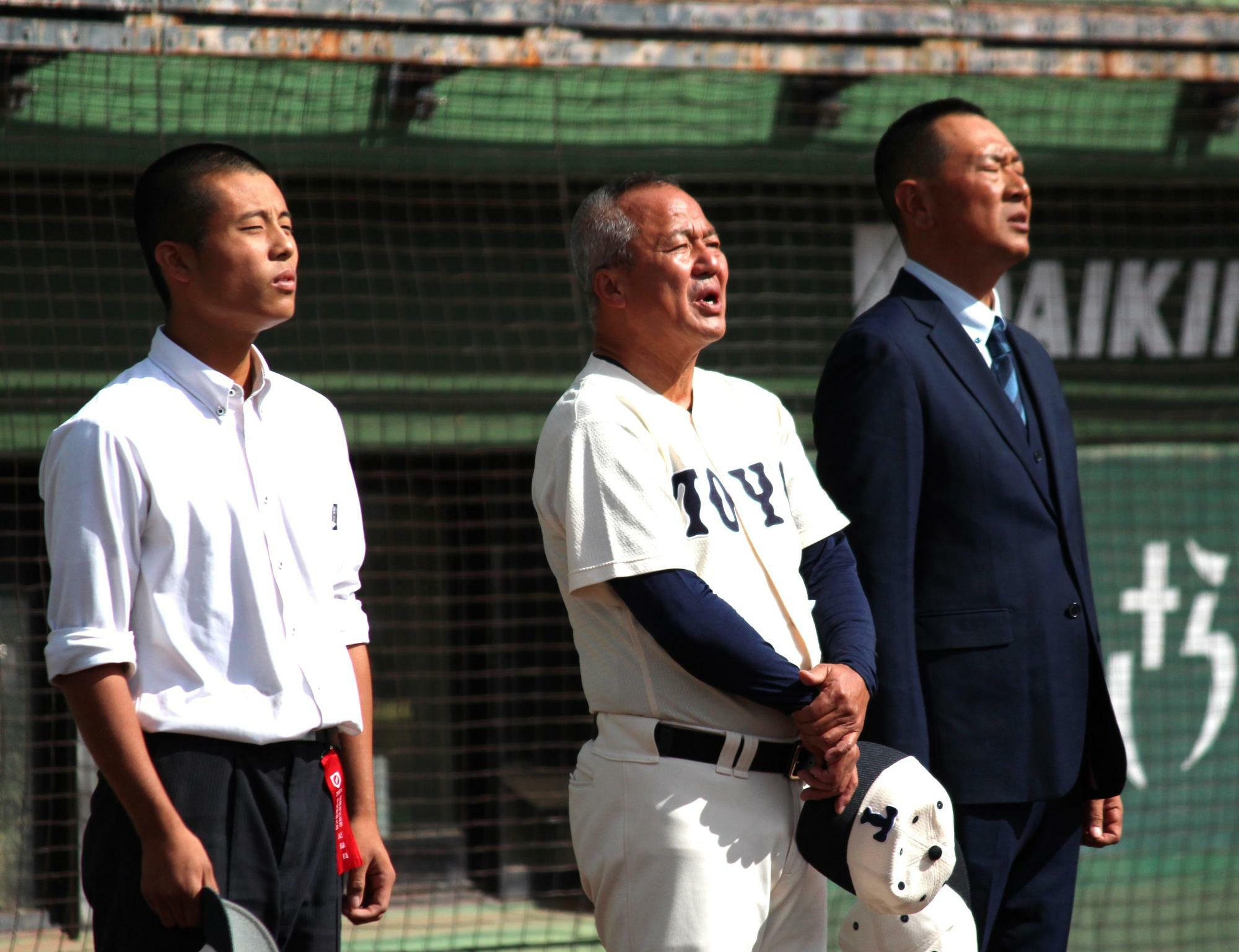 勝利の校歌を歌う東洋大姫路の岡田監督（中央）。「姫路の人は応援がすごい」と、高校時代以来の姫路での生活に感激。高1の夏に先輩たちが優勝し、高3のセンバツでは主将として4強入りした（筆者撮影）